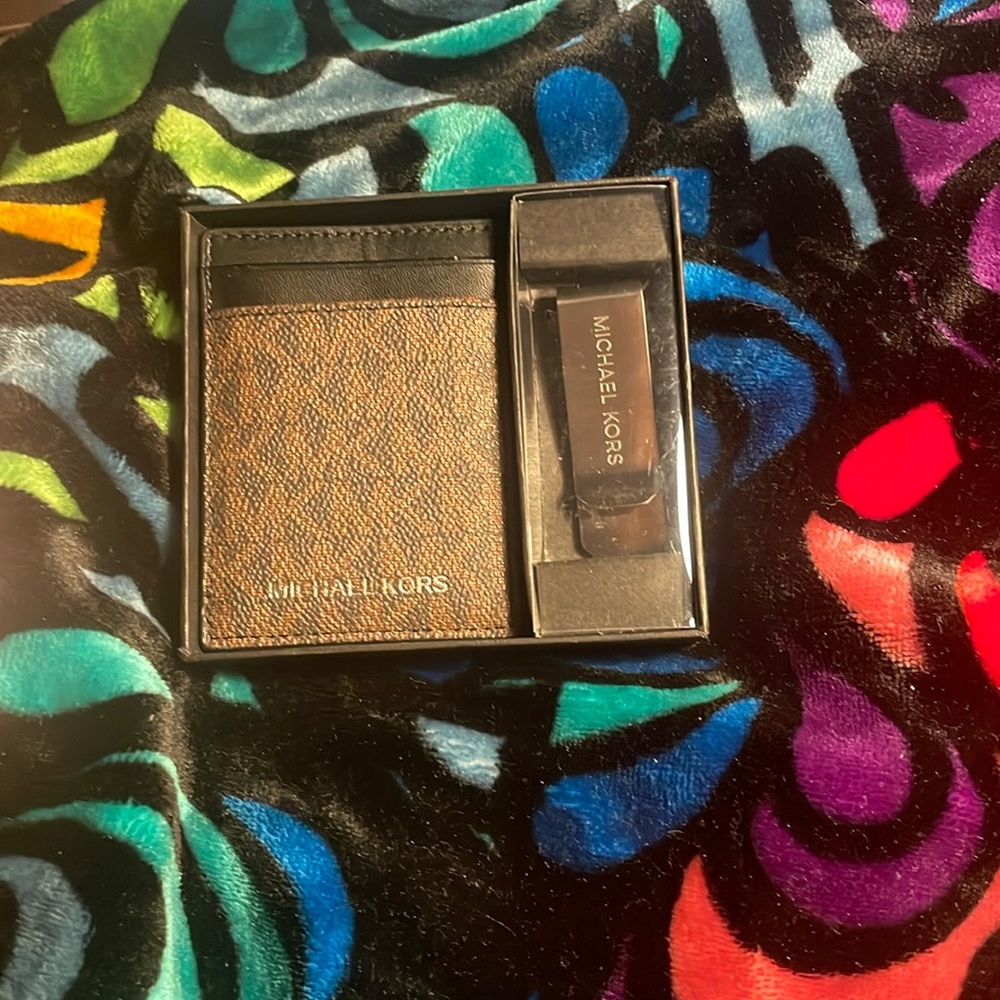 MICHEAL KORS NIB Clip on wallet